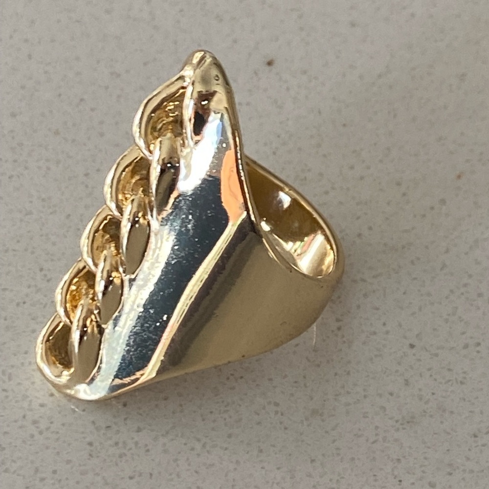 Fashionable Gold Tone w/Braided Design Ring